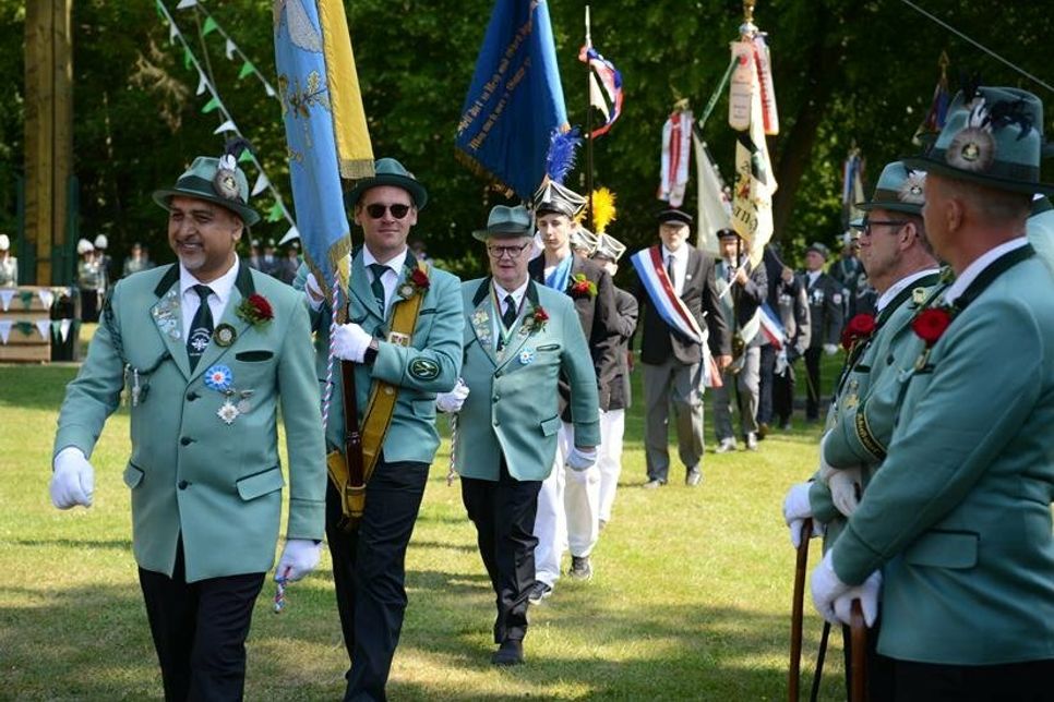 Die Fahnenabordnungen auf dem Weg zum Festakt.