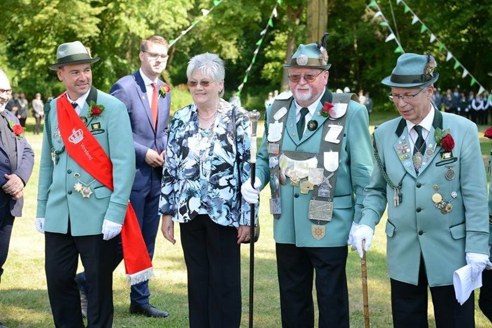 Vorsteher Nils Hilbert, das bis dato amtierende Königspaar Gudrun und Heinz Neumann und 1. Ältermann Ralf Stolley (v. lks.) beim Ausmarsch.