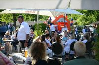 Viele verfolgten das Königsschießen von der Terrasse des Restaurant Piräus und fieberten mit den Schützen mit.