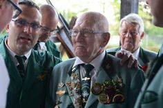 Sichtlich gerührt: Mit 92 Jahren wurde Gildebruder Eberhard von Buder König der Neustädter Schützengilde und bezwang im 30. Durchgang endlich den „zähen Vogel“. Nach seiner Hochzeit am 25. Mai war dies für ihn der zweite Anlass zum Feiern in diesem Jahr.