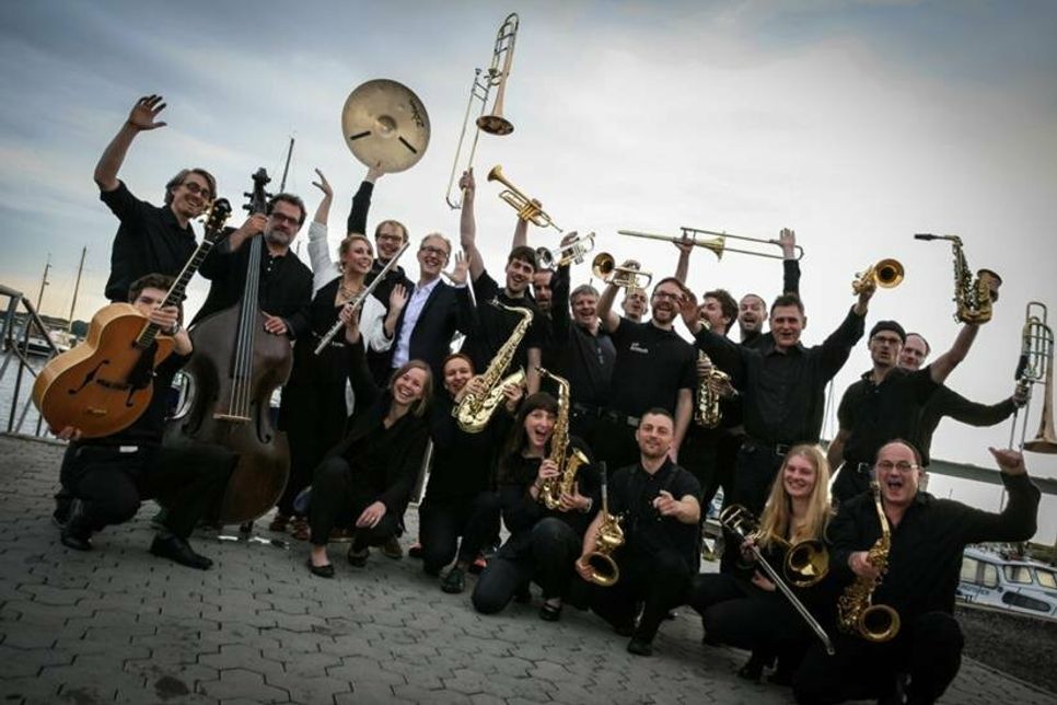 „Salt Peanuts“ treten auf dem Grömitzer Seebrückenvorplatz auf.