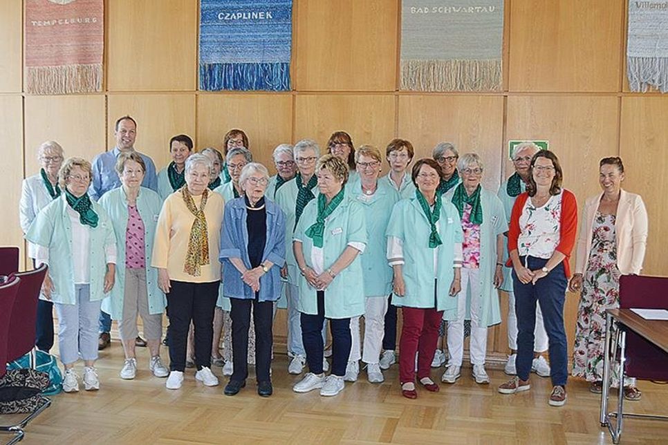 Anlässlich ihres Jubiläums wurden die Grünen Damen Bad Schwartau mit Gästen von Bürgermeisterin Katrin Engeln (2. re.) im Sitzungssaal des Rathauses empfangen.