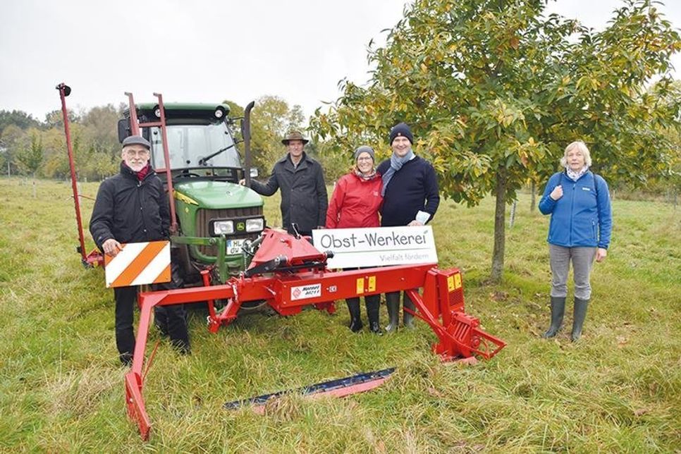 Dr. Martin Barde (2.v.re.) stellte mit seiner Frau Meike das neue Mähwerk vor. Bei der Auftaktveranstaltung in Warnsdorf waren auch Frank Buchholz von Slow Food Lübeck (links), Landwirt Johannes Meyering, selbst Betreiber von Streuobstwiesen, und Carolin Welchert vom Naturschutzbund Bad Schwartau (rechts) dabei.