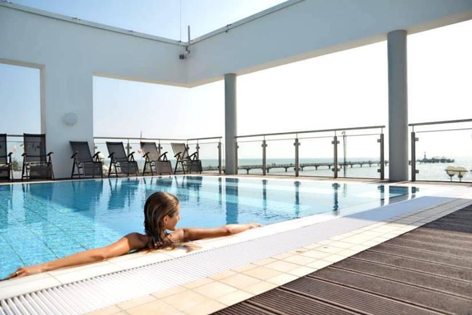 Das Meerwasser-Brandungsbad „Grömitzer Welle“ verspricht Feriengästen und Einheimischen Urlaubsfeeling das ganz Jahr. Zentral an der Kurpromenade gelegen, erwartet die Besucher jede Menge Spiel, Spaß und Entspannung. Dafür stehen über 1.000 Quadratmeter Wasserfläche mit abwechslungsreichen Attraktionen, ein gut durchdachter Kinder- und Familienbereich sowie ein vielseitiges Kurs- und Veranstaltungsprogramm zur Verfügung. Zum Entspannen laden großzügige Außenterrassen, stilvolle Gastronomiebereiche und natürlich die Wellnesslandschaft mit verschiedenen Saunen und Außenpool ein. Und das Beste daran: Fast überall treffen die Augen auf den weißen Strand von Grömitz und die Ostsee. Geöffnet ist die „Grömitzer Welle“ täglich von 7 bis 22 Uhr. Alle Tarife und weitere Informationen im Internet: www.groemitzer-welle.de