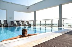 Das Meerwasser-Brandungsbad „Grömitzer Welle“ verspricht Feriengästen und Einheimischen Urlaubsfeeling das ganz Jahr. Zentral an der Kurpromenade gelegen, erwartet die Besucher jede Menge Spiel, Spaß und Entspannung. Dafür stehen über 1.000 Quadratmeter Wasserfläche mit abwechslungsreichen Attraktionen, ein gut durchdachter Kinder- und Familienbereich sowie ein vielseitiges Kurs- und Veranstaltungsprogramm zur Verfügung. Zum Entspannen laden großzügige Außenterrassen, stilvolle Gastronomiebereiche und natürlich die Wellnesslandschaft mit verschiedenen Saunen und Außenpool ein. Und das Beste daran: Fast überall treffen die Augen auf den weißen Strand von Grömitz und die Ostsee. Geöffnet ist die „Grömitzer Welle“ täglich von 7 bis 22 Uhr. Alle Tarife und weitere Informationen im Internet: www.groemitzer-welle.de