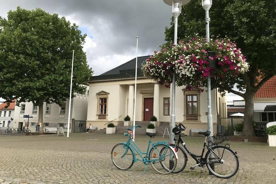 Blumenampeln vor dem Rathaus 2021.