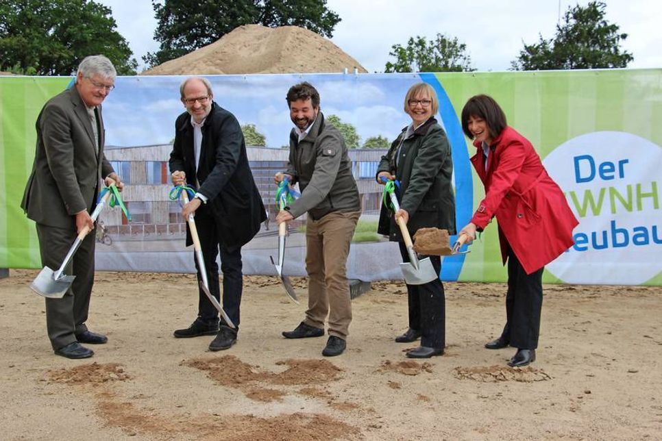Stadtwerkeausschussvorsitzender Günther Struck, die Architekten Ingo Lütkemeyer und Martin Spieß mit Stadtwerkeleiterin Vera Litzka und Bürgermeisterin Dr. Tordis Batscheider (v. lks.).