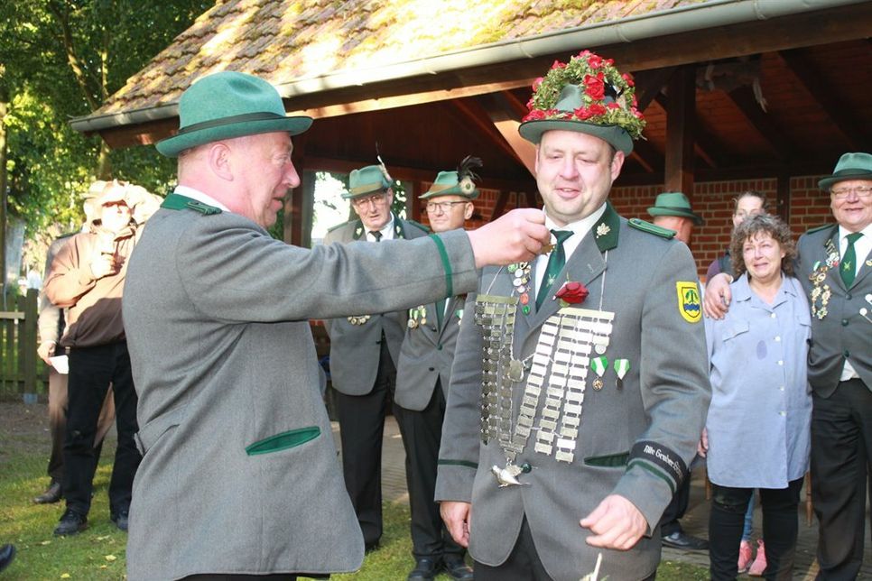 Auszeichnung des neuen Königs durch Vorgänger Karl-Heinz Wilkens (lks.).