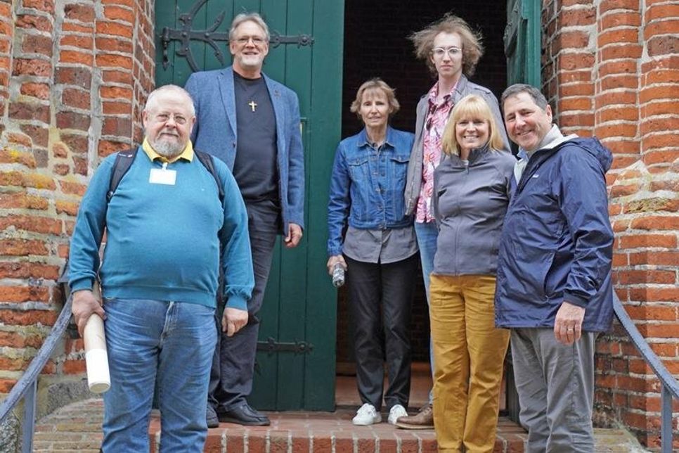 Die Gäste aus den USA haben im Rahmen ihres Ostholstein-Besuches auch die Kirche von Grube besucht: Dr. Klaus Kohrt (SHFam), Pastor Rüdiger Fuchs, Mary Wohnrade, Robert Wohnrade, Wendy Bellagamba, Timothy Bellagamba (v. lks.).