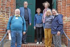 Die Gäste aus den USA haben im Rahmen ihres Ostholstein-Besuches auch die Kirche von Grube besucht: Dr. Klaus Kohrt (SHFam), Pastor Rüdiger Fuchs, Mary Wohnrade, Robert Wohnrade, Wendy Bellagamba, Timothy Bellagamba (v. lks.).
