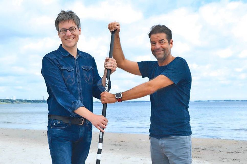André Rosinski, Vorstand der Tourismus-Agentur Lübecker Bucht, und Veranstalter Matthias Neumann, Geschäftsführer von Act Agency, freuen sich auf den „SUP World Cup“ in Scharbeutz. (Foto: René Kleinschmidt)