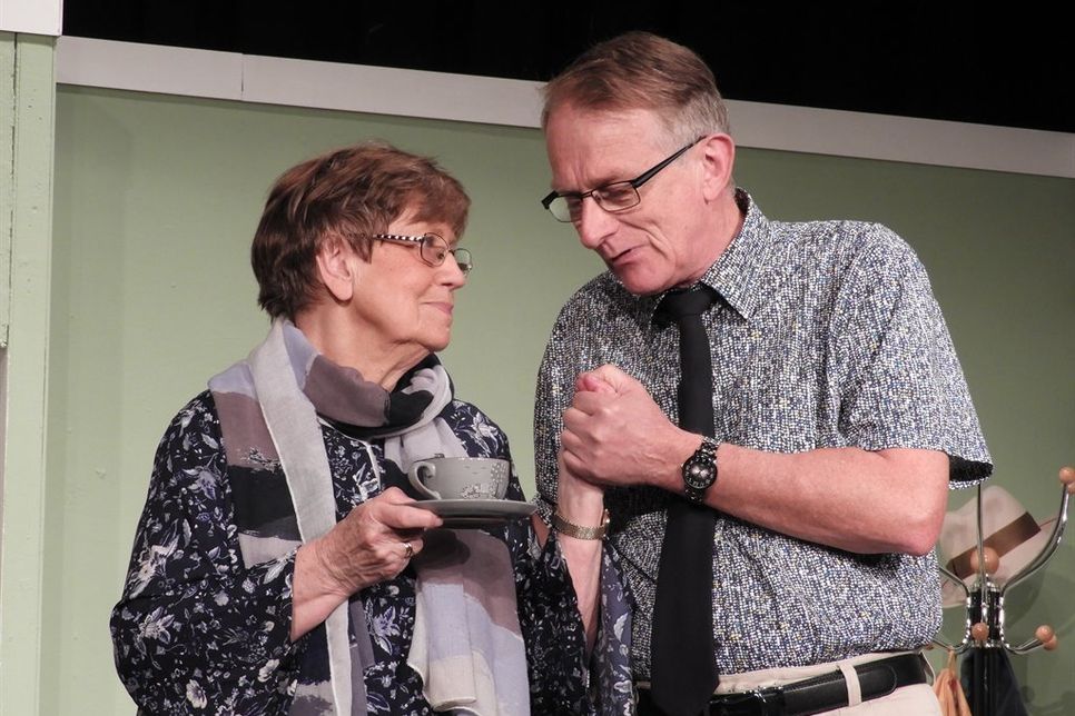 Thea Witt (Ursel Wolgast) lässt sich nicht einwickeln vom Bürgermeister (Uwe Bierans).