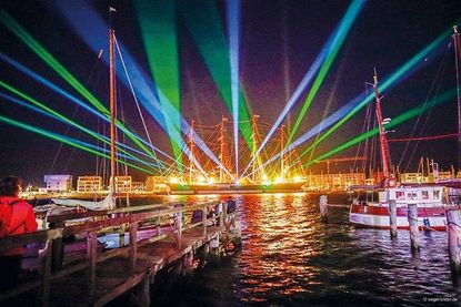 Auf der Travemünder Woche wird es abends um 20 Uhr auch wieder eine Illumination der Viermastbark Passat geben.