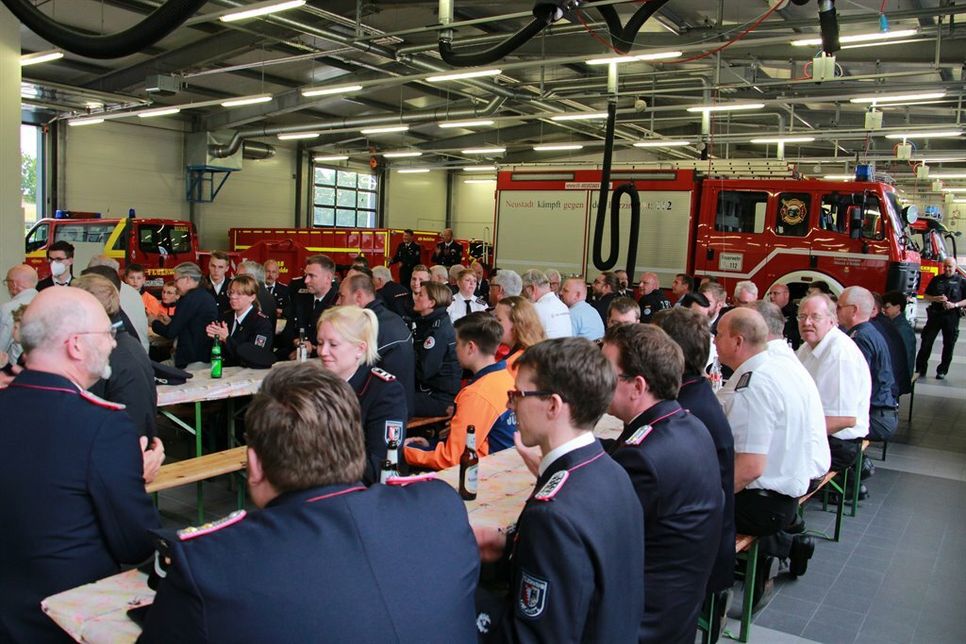 Reger Austausch: Viele Vertreter aus Politik, Verwaltung, von den Feuerwehren und Hilfsorganisationen trafen sich im Neustädter Feuerwehrgerätehaus.