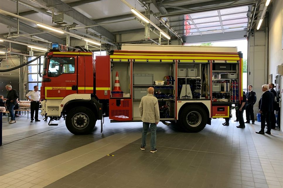 Zwischen Schlüsselübergabe, Grußworten, Segnung des Fahrzeuges und einem leckeren Imbiss nutzten die Gäste die Gelegenheit, sich ein Bild von der technischen Ausstattung zu machen.