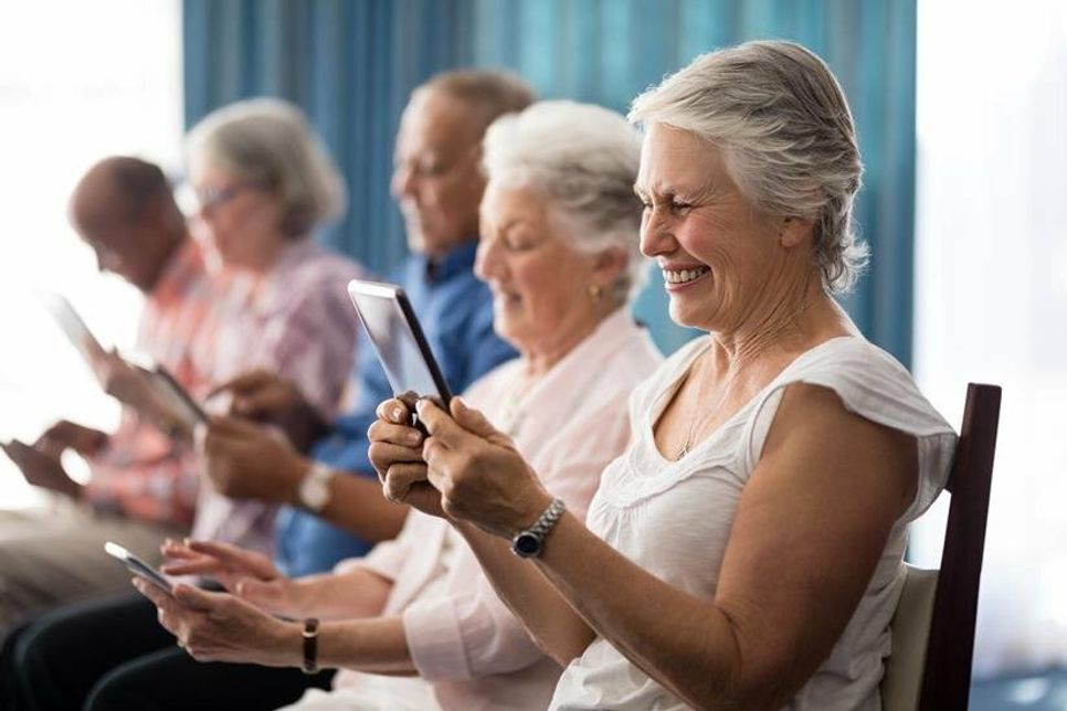 Ältere Menschen können viel Spaß am Umgang mit digitalen Medien haben.