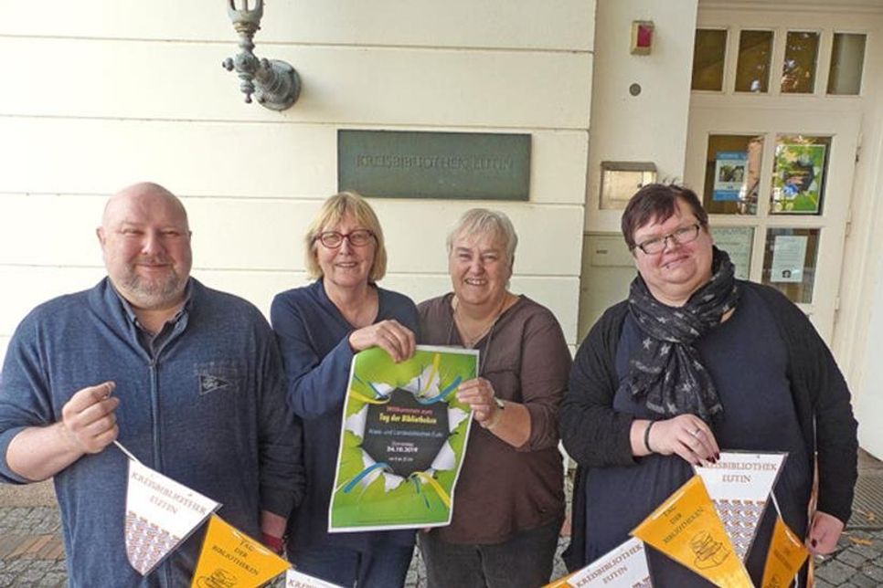 Während Ute Griep vom Förderkreis der Kreisbibliothek zusammen mit Prof. Axel E. Walter von der Landesbibliothek und der angehenden Lese- und Literaturpädagogin Esther Dörrhöfer das Programm gestrickt hat, haben Yvonne Borchardt und Simone Pooch aus dem Team der Kreisbibliothek für die perfekte Deko für den Tag der Bibliotheken gesorgt.