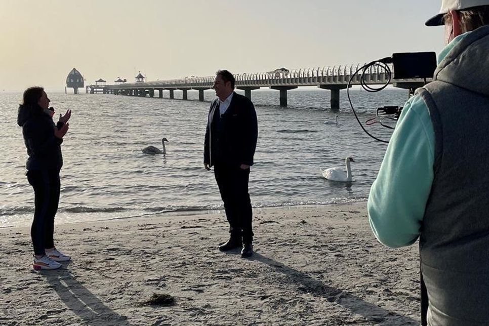 Touristikleiter Stefan Krieger im Gespräch mit „Fischkopp Simone“.