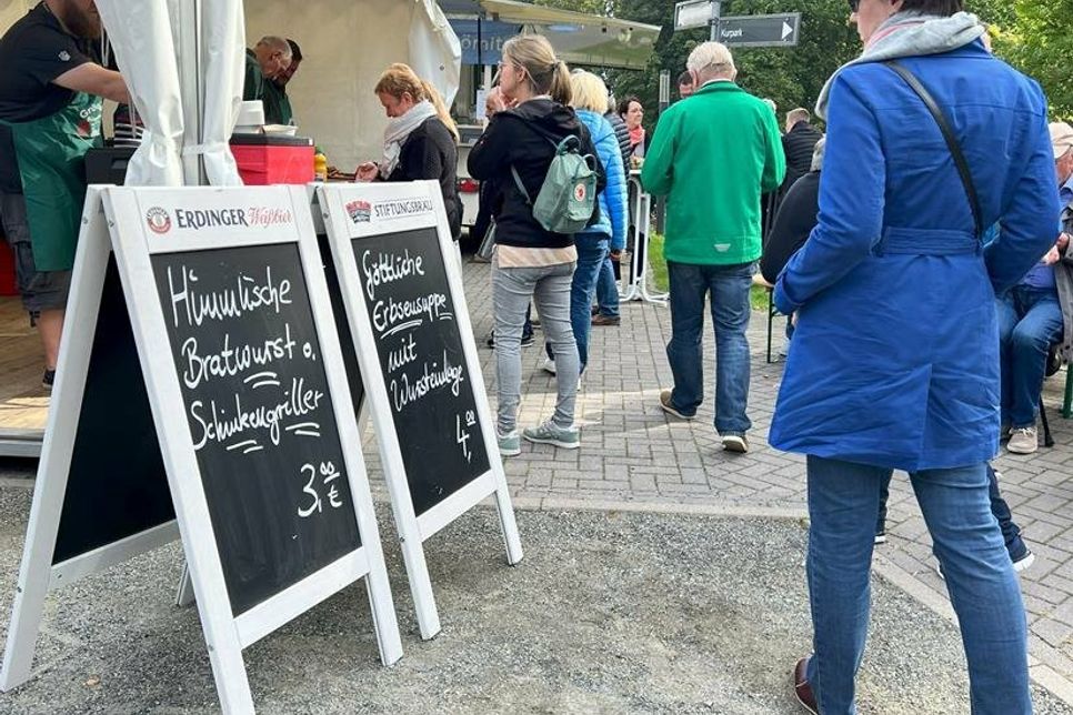 Himmlische Bratwurst oder göttliche Erbsensuppe. Das kulinarische Angebot versprach Erfüllung.