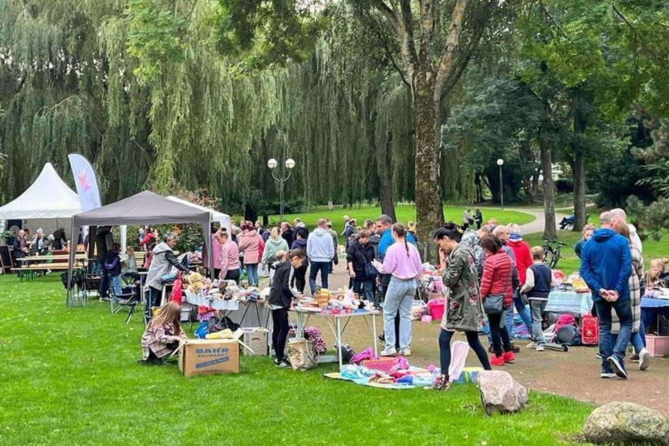An den Flohmarktständen wurde schon am Vormittag kräftig gehandelt und gefeilscht.