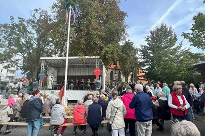 Pastor Holger Lorenzen sprach den Erntesegen und damit begann das bunte Fest an der Kirche und im Kurpark.