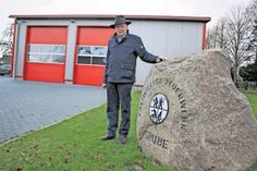 Grubes Bürgermeister Volkert Stoldt vor dem neuen Feuerwehrgerätehaus.