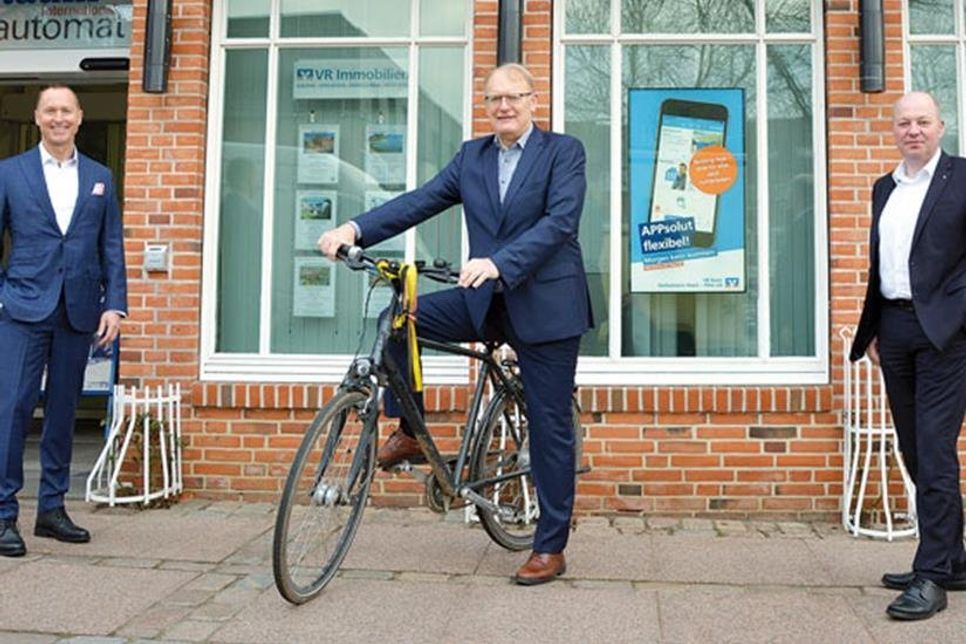 Lars Nissen, Sprecher des Vorstandes der VR Bank, Claus-Peter Bruhn, Finanzierungsspezialist für den Agrarbereich bei der VR Bank und ab 01.04.2021 im wohlverdienten Ruhestand, Roland Mish, Leiter Firmenkunden Agrar und Großkunden bei der VR Bank.