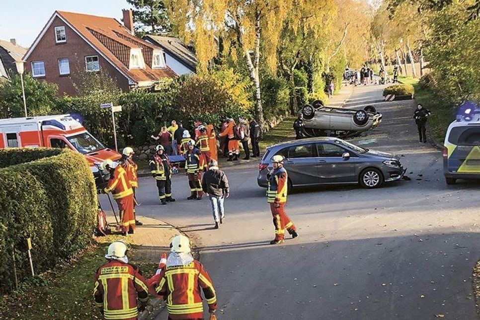 Verkehrsunfall mit mehreren Verletzten in Scharbeutz: Ein Fahrzeug bleibt beim Unfall auf dem Dach liegen. (Foto: DS)