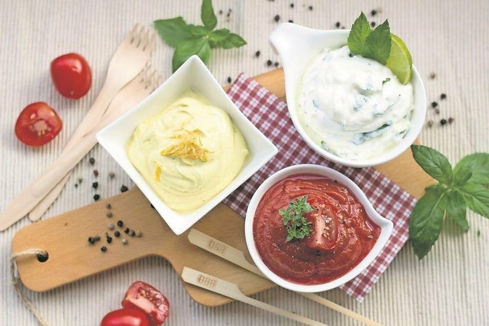 Wer mag, kann seine Dips in mehreren kleinen Schüsseln servieren. Das ist gerade bei größeren Tafeln besonders praktisch.