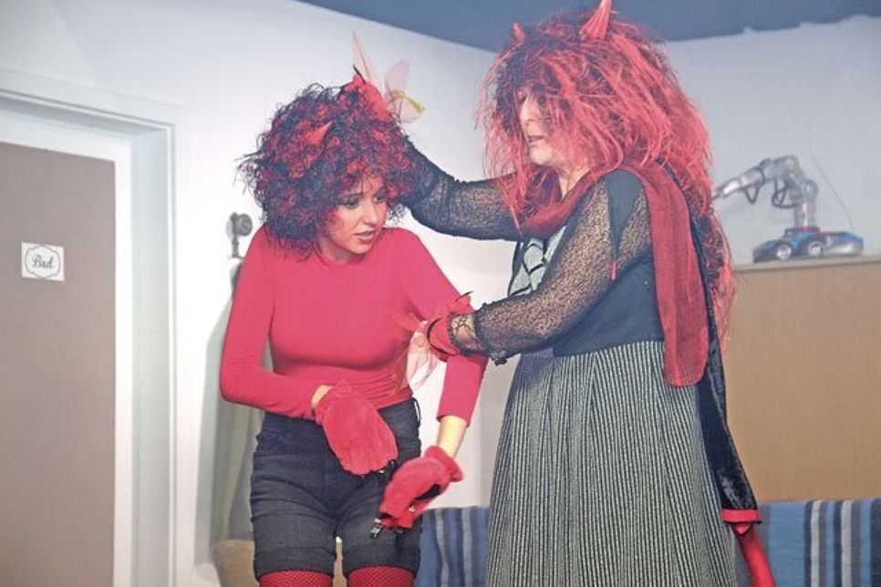 Tante Diaboli aus der Hölle (Dörte Rath) kann Meffis Verhalten (Cecilia Ebhardt) nicht verstehen.