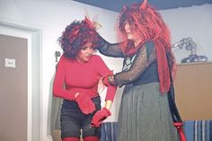 Tante Diaboli aus der Hölle (Dörte Rath) kann Meffis Verhalten (Cecilia Ebhardt) nicht verstehen.