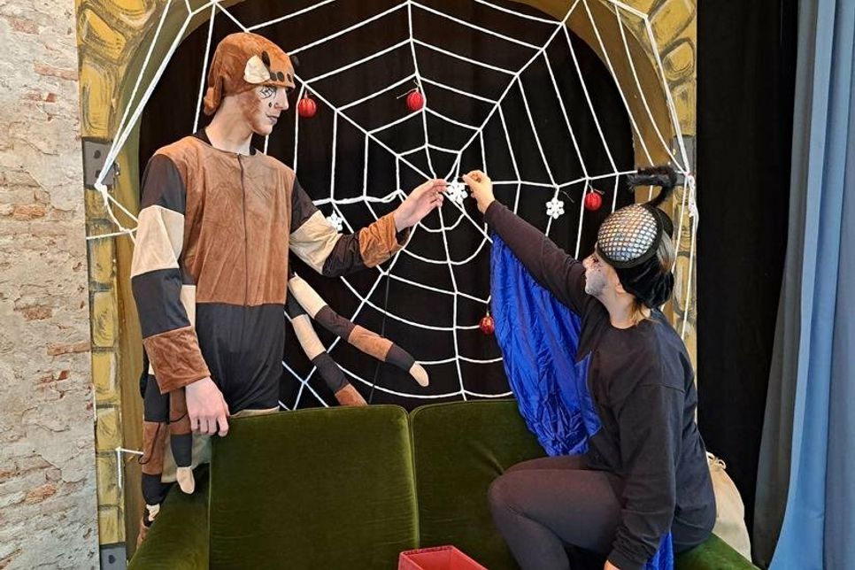 Spinne Karl-Heinz (Lasse Rösser) und Fliege Bisy (Sarah Antonia Gill) freunden sich an.