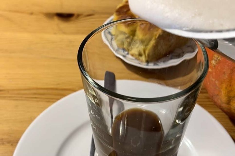 4. Schritt: Milch erwärmen, aufschäumen und den Pumpkin Espresso damit nach Belieben auffüllen. Zimt drauf streuen und genießen.