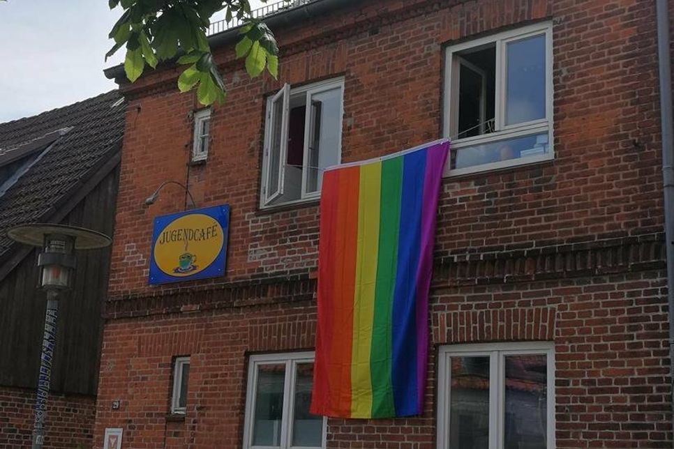 Das Jugendcafé mit Regenbogenfahne.