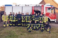 In Scharbeutz fand ein Training für Atemschutzgeräteträger und Führungskräfte statt: Zum Abschluss entstand dieses Gruppenfoto mit allen Teilnehmerinnen und Teilnehmer.