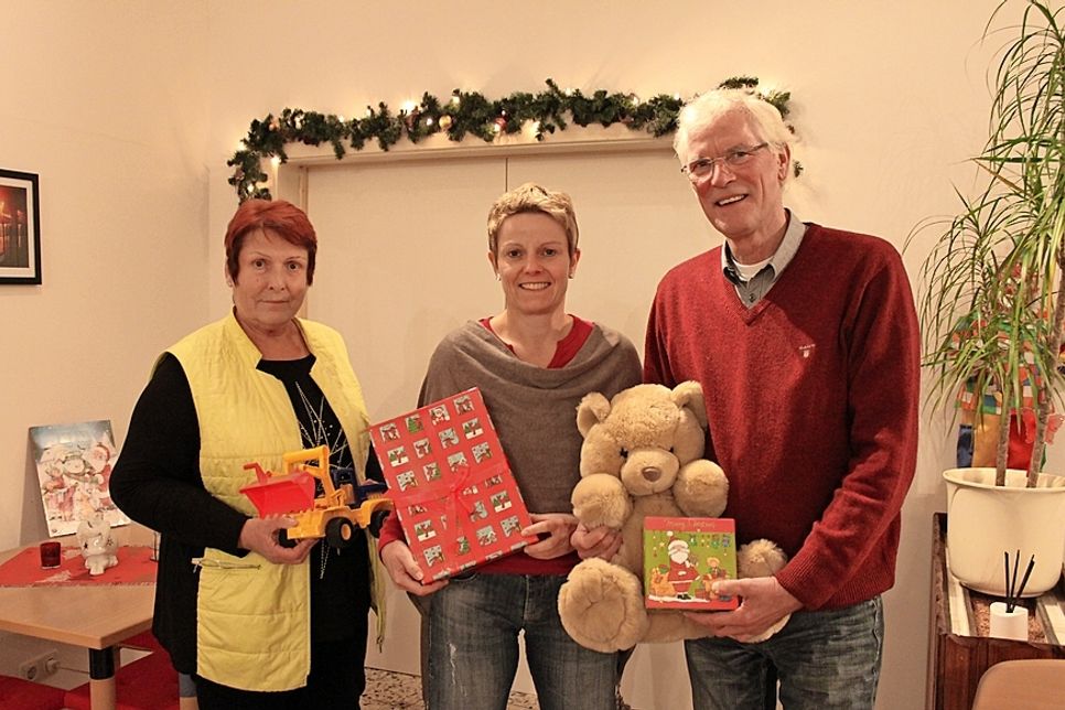 Maria Magdanz von der Neustädter Tafel, Organisatorin Kai-Anne Christensen und Uwe Muchow vom reporter (v. lks.) hoffen auf viele Geschenke-Spenden.