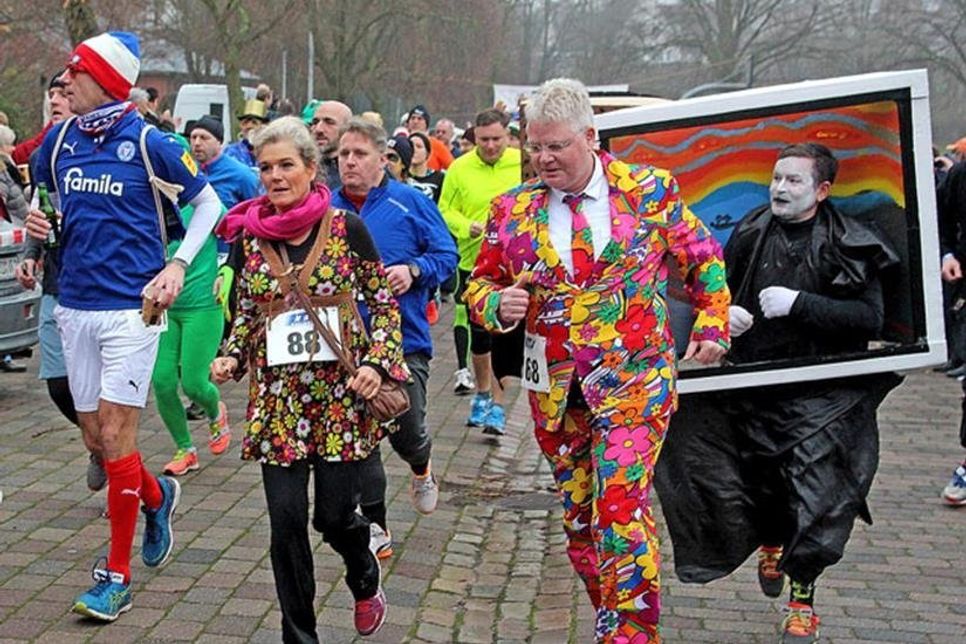 Die Teilnehmer des Ellerbeker Silvesterlaufs bewiesen in der gemeinschaftlichen „Jahresendrunde“ durch die Ostufergemeinde nicht nur Fitness und Sportsgeist, sondern auch eine beeindruckende Kreativität bei der Wahl ihres Outfits.