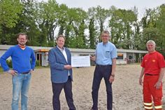 Übergabe des symbolischen Schecks von 3000 Euro am Strandbad auf der Prinzeninsel mit Heiko Heitmann, Vorsitzender des Vereins „Provinzialer helfen“ und Manfred Kossendey, Bezirkskommissar der Provinzial in Plön und den Vertretern der DLRG Ortsgruppe, dem Vorsitzenden Jörg Faber und Uwe Kittmann, Technischer Leiter.