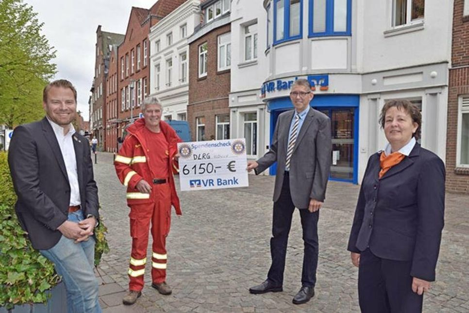 Auch der Rotary Club und die Plöner VR Bank unterstützten das DLRG Projekt „Bootsbeschaffung“: Uwe Kittmann, Technischer Leiter, und Ortsgruppenvorsitzender Jörg Faber (hinten, v. l.) freuten sich über die symbolische Übergabe von 6150 Euro durch Hilke Strohbehn, Teamleitung VR-Bank, und Rotary-Präsident Dr. Sebastian Stein (l.).