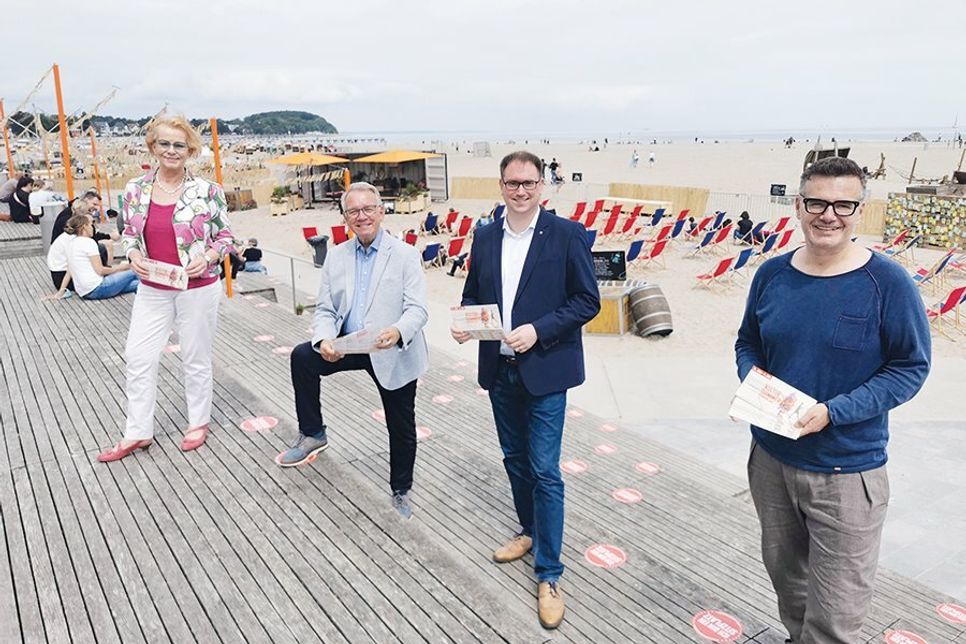 Die Macher des „Kultursommers“ beim Auftakt in Travemünde (v.l.n.r.): Senatorin für Kultur und Bildung Monika Frank, Stadtpräsident Klaus Puschaddel, Bürgermeister Jan Lindenau und LTM-Geschäftsführer Christian Martin Lukas.