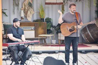 Florian Künstler (rechts) beim Auftakt auf der Bühne bei den Strandterrassen in Travemünde.