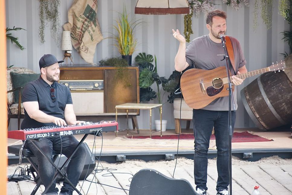 Florian Künstler (rechts) beim Auftakt auf der Bühne bei den Strandterrassen in Travemünde.