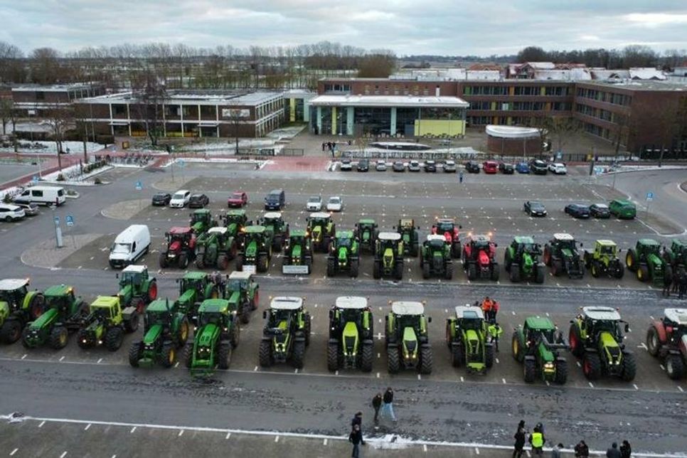 Landwirte trafen sich auf dem Großparkplatz in Burg