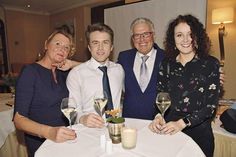 Ein sichtlich gerührter Volker Owerien mit Lebensgefährtin Gabi Horn und seinen Kindern Lara-Sophie und Simon bei der offiziellen Abschiedsfeier.