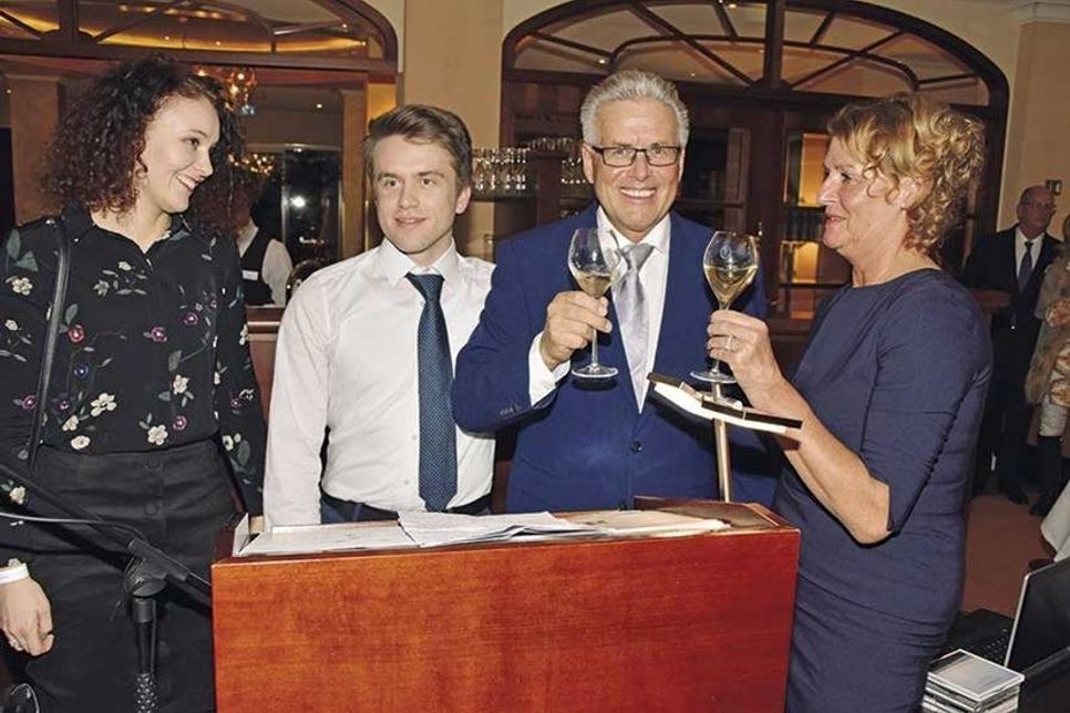 Ein sichtlich gerührter Volker Owerien mit Lebensgefährtin Gabi Horn und seinen Kindern Lara-Sophie und Simon bei der offiziellen Abschiedsfeier.