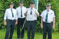 Der neue König des Scharbeutzer Schützenvereins, Helmut Franke (2.v.r.), seine Ritter Peter König (r.), Mattias Timm (l.) und der Fahnenträger des Vereins, Ralf Fritz.