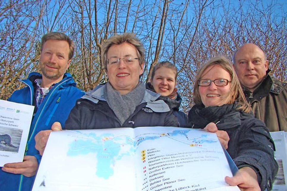 Carsten Burggraf, Hanna Kirschnick-Schmidt, Lea Pietsch, Jutta Schulz und Wolfgang Gallinat (v.li.) präsentierten die Naturerlebniskarte.