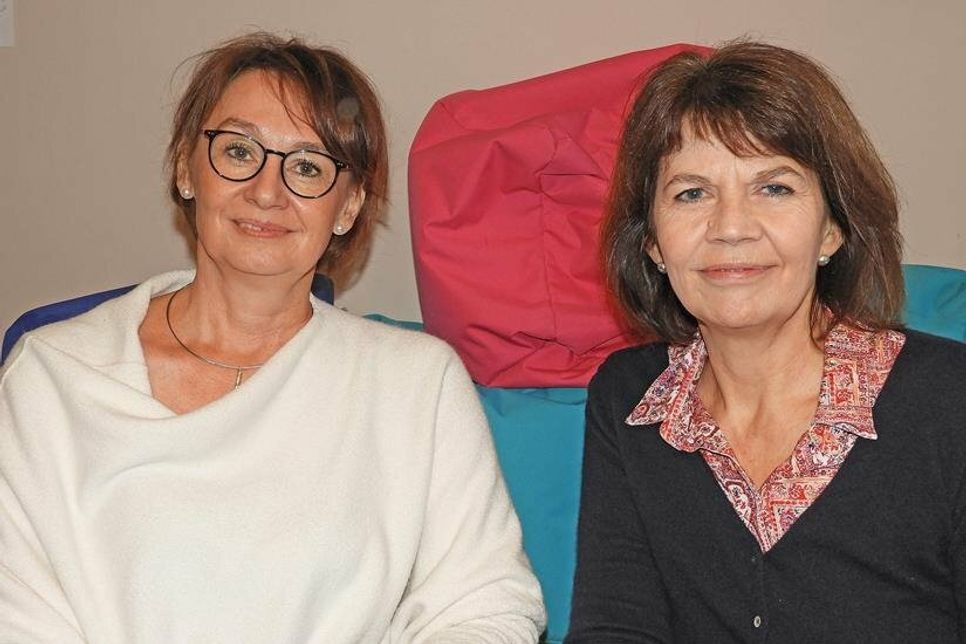 Sabine Grein und Bianca Coen (v. re.) begleiten Eltern in ihrer Trauer in einer neuen Gruppe.