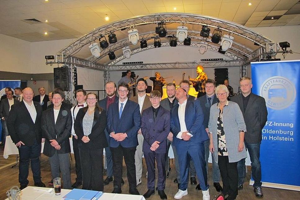 Im Ausbildungsberuf „Kraftfahrzeugmechatroniker“ Schwerpunkt PKW-Technik wurden am 26. Januar im Schützenhof Oldenburg freigesprochen: Marifee Bielarz (Auto Schömig, Lensahn), Justin Detlefsen (Autohaus Lange, Oldenburg), Marvin-Niklas Dujardin (Gollan Service, Beusloe), Lukas Dirk Lemke (Kohlscheen Kfz-Service, Gremersdorf), Jendrik Lustig (Stephan Lustig Fahrzeugtechnik, Lensahn), Daniel Mandurino (Gollan Service, Beusloe), Melvin Andreas Manthey (Autohaus Herzog, Neustadt), Finn Mika Plomann (Autohaus Schnoor, Neustadt), Marvin Randolph (Autohaus Heinrich Berg, Oldenburg), Damon Sumpf (Auto Estermann, Lensahn), Till Wernecke (Autohaus Lange, Oldenburg), Reyk Max Winkel (Auto Eindorf, Heiligenhafen). Mit im Bild: Kreispräsidentin Petra Kirner, Obermeister Björn Bigga und Klassenlehrer Heiko Flüh.
