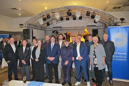Im Ausbildungsberuf „Kraftfahrzeugmechatroniker“ Schwerpunkt PKW-Technik wurden am 26. Januar im Schützenhof Oldenburg freigesprochen: Marifee Bielarz (Auto Schömig, Lensahn), Justin Detlefsen (Autohaus Lange, Oldenburg), Marvin-Niklas Dujardin (Gollan Service, Beusloe), Lukas Dirk Lemke (Kohlscheen Kfz-Service, Gremersdorf), Jendrik Lustig (Stephan Lustig Fahrzeugtechnik, Lensahn), Daniel Mandurino (Gollan Service, Beusloe), Melvin Andreas Manthey (Autohaus Herzog, Neustadt), Finn Mika Plomann (Autohaus Schnoor, Neustadt), Marvin Randolph (Autohaus Heinrich Berg, Oldenburg), Damon Sumpf (Auto Estermann, Lensahn), Till Wernecke (Autohaus Lange, Oldenburg), Reyk Max Winkel (Auto Eindorf, Heiligenhafen). Mit im Bild: Kreispräsidentin Petra Kirner, Obermeister Björn Bigga und Klassenlehrer Heiko Flüh.
